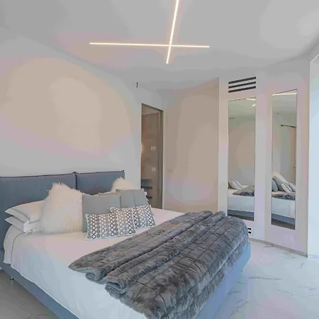 Joy On The Βίλα Moltrasio