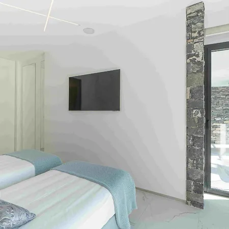 Joy On The Βίλα Moltrasio