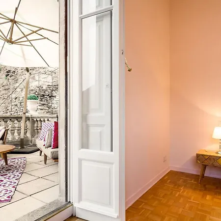 Joy On The Βίλα Moltrasio